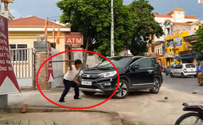 Clip: Nghi vấn bảo vệ ngân hàng đập phá ô tô của khách ở Thái Bình