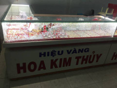 Nam thanh niên bịt mặt, cầm búa đập kính cướp tiệm vàng ở Quảng Nam