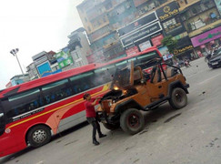 Đang đi trên đường, ô tô bốc cháy dữ dội ở Hà Nội