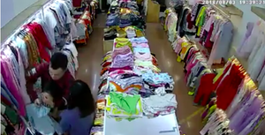 Nữ nhân viên bán quần áo bị đôi nam nữ truy sát tại cửa hàng