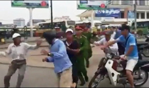 Vừa xuống xe khách, 2 người đàn ông bị kẻ côn đồ dùng dao khống chế cướp tài sản