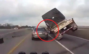 Clip: Pha ôm cua 'rợn người' của xe tải khiến tài xế ô tô con hú vía