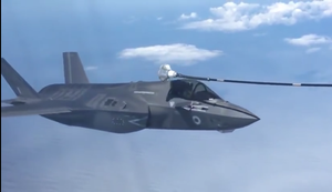 Video: Tiêm kích F-35 của Mỹ loay hoay tiếp cận vòi tiếp liệu trên không