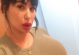 Phẫu thuật thẩm mỹ để có vòng ngực lớn hơn 1 mét, cô gái gây sốc