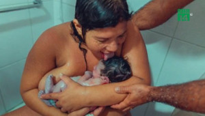 Sản phụ liếm con vừa chào đời gây tranh cãi mạng xã hội