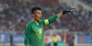 Bùi Tiến Dũng lần đầu làm đội trưởng, ra sân như đi dạo