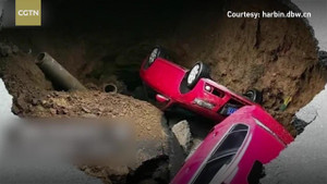 Clip: Hố tử thần sâu hoắm nuốt chửng 2 ô tô đang đi trên phố