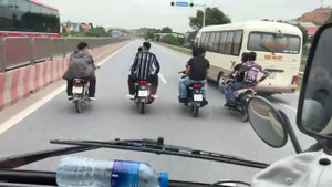Clip: Nhóm thanh niên đi xe máy ngông nghênh dàn hàng trước đầu ô tô ở Thanh Hóa
