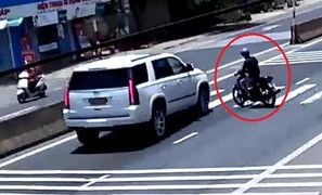 Clip: Tránh xe máy sang đường như chốn không người, tài xế ô tô bẻ lái xuất thần