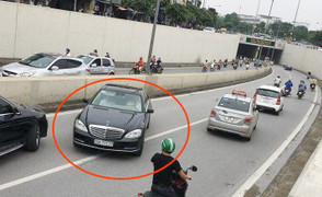 CSGT sẽ yêu cầu chủ xe Mercedes 29A-77.777 ngược chiều trong hầm ở Hà Nội đến làm việc