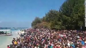 Video: Người dân ngồi kín bãi biển Indonesia chờ được giải cứu sau động đất