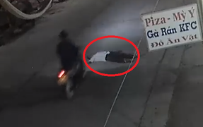 Clip: Vô cớ nằm giữa đường khi trời tối, bị xe máy cán qua ngực thảm khốc