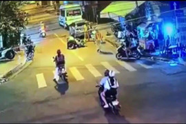 CSGT bị người vi phạm đánh ngay giữa phố