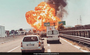 Video: Xe bồn phát nổ như bom sau va chạm với xe tải trên cao tốc