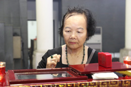 Video: 'Thị Nở' Đức Lưu và nghệ sĩ Việt rơi nước mắt tiễn biệt 'Chí Phèo' Bùi Cường