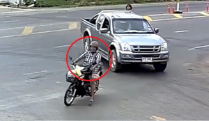 Clip: Phóng như tên lửa qua giao lộ, người đi xe máy gặp tai nạn bi hài