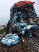 Tàu hỏa tông nát xe tải chở muối ở Ninh Thuận