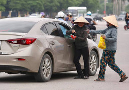 Phe vé chèo kéo ra tận cửa ô tô trước trận U23 Việt Nam gặp Uzbekistan