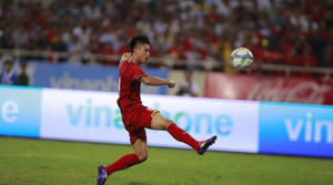 Video: Phan Văn Đức xử lý tinh tế, ghi bàn như Bergkamp, Ibrahimovic