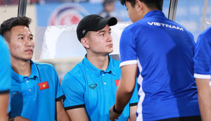 Mất suất ASIAD, Đặng Văn Lâm được động viên 'toả sáng ở AFF Cup'