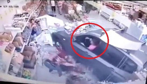 Clip: Nữ tài xế đạp nhầm chân ga, ô tô lao như tên lửa vào cửa hàng