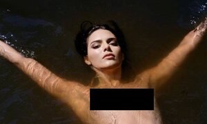 Siêu mẫu Kendall Jenner gây tranh cãi vì để ngực trần chụp ảnh