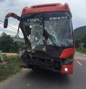 Tai nạn liên hoàn ở Quảng Nam, hàng chục hành khách khiếp vía