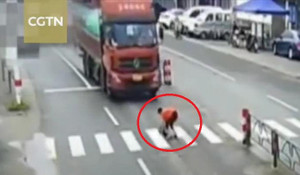 Clip: Băng qua đường cứu chó, người phụ nữ bị xe tải đâm ngã