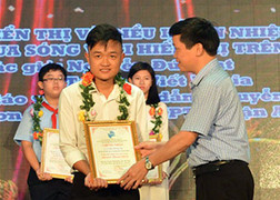 Học sinh lớp 11 tái chế phế liệu để sáng chế đèn ngủ bắt muỗi