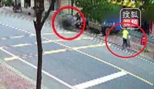 Clip: Bị lốp xe tải khổng lồ văng trúng, bé 7 tháng tuổi chết thảm trong xe nôi