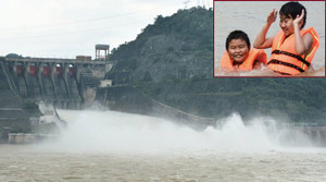 Thuỷ điện Hoà Bình mở cửa xả đáy, rợn người nhìn trẻ em vui đùa ở bãi tắm tử thần
