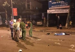 Xe tải cuốn xe máy vào gầm, 3 người thương vong