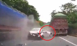 Clip: Va chạm thảm khốc với 2 xe tải, tài xế ô tô con bay văng khỏi cabin
