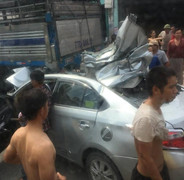 Tông vào đuôi xe tải đang đỗ ven đường, xe con nát bét