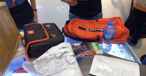 Máy ảnh 18 triệu đồng sau chuyển phát nhanh hóa thành chai nước