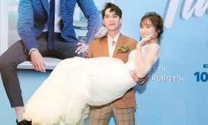 S.T 365 bồng bế, quỳ gối hôn tay Jang Mi cực tình cảm nơi đông người