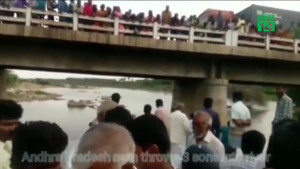 Cãi nhau với vợ, chồng nhẫn tâm ném 3 con nhỏ xuống sông