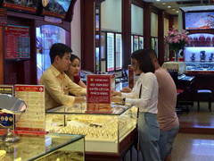 Giá vàng hôm nay 10/8: Chưa thể tạo niềm tin cho nhà đầu tư