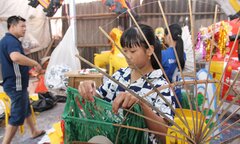 Ảnh: Dân 'làng âm phủ' hối hả ngày đêm phục vụ thượng đế dịp tháng cô hồn