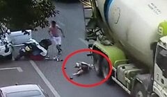 Clip: Bị xe bồn nghiến qua đầu, cô gái đi xe máy sống sót kỳ diệu nhờ thứ này