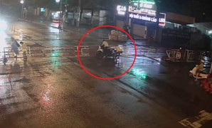 Clip: Thanh niên đi xe máy phóng như tên lửa, tông sập rào chắn tàu hỏa