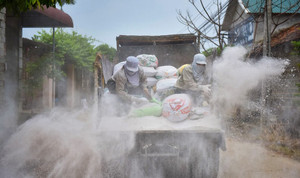 Video: Rải hơn chục tấn vôi bột trắng xoá đường làng ở Chương Mỹ sau lũ