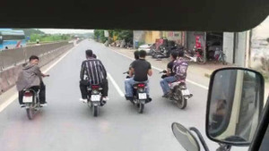 Điều tra nhóm thanh niên phóng xe máy dàn hàng ngang chặn đầu ô tô ở Thanh Hóa