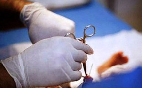 Clip: Nam thanh niên mất 19 triệu đồng cắt bao quy đầu ở phòng khám tư