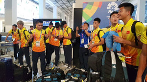 Olympic Việt Nam đến Jakarta, khởi động ngay tại sân bay