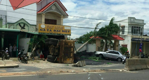 Ngồi chơi trước cửa nhà, bé gái bị xe ben chở titan tông trúng