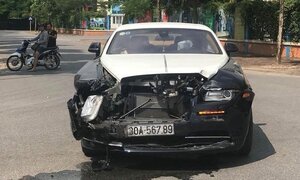 Va chạm với ô tô Honda CRV, siêu xe Rolls-Royce nát bét đầu