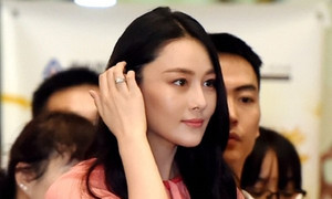 'Kẻ thù không đội trời chung' khoe nhẫn cưới kim cương giữa lúc Phạm Băng Băng bị đồn hoãn đám cưới