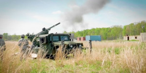 Video: Quân đội Mỹ thử nghiệm lựu pháo 105 mm gắn trên xe quân sự Humvee