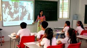 Nhồi 70 học sinh tiểu học vào một lớp, giáo viên dạy thế nào?